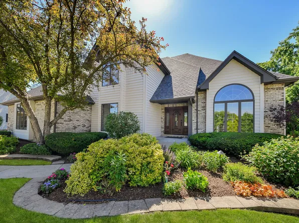 103 Hawkins Cir, Wheaton, IL 60189
