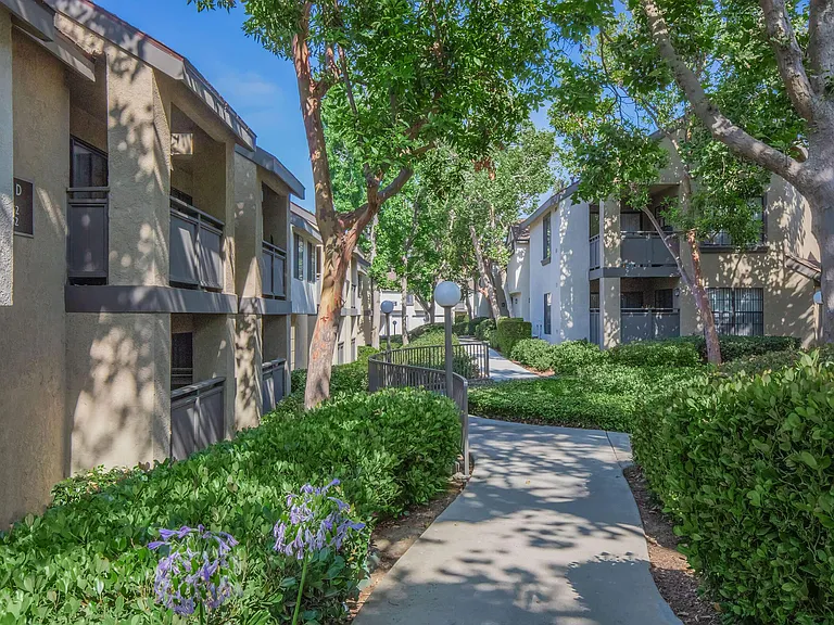 Oak Tree Court Apartment Homes — Photo 6