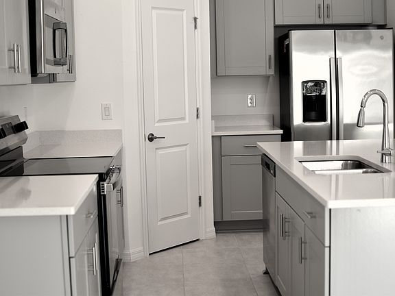5th image of 2942 Canary Ave