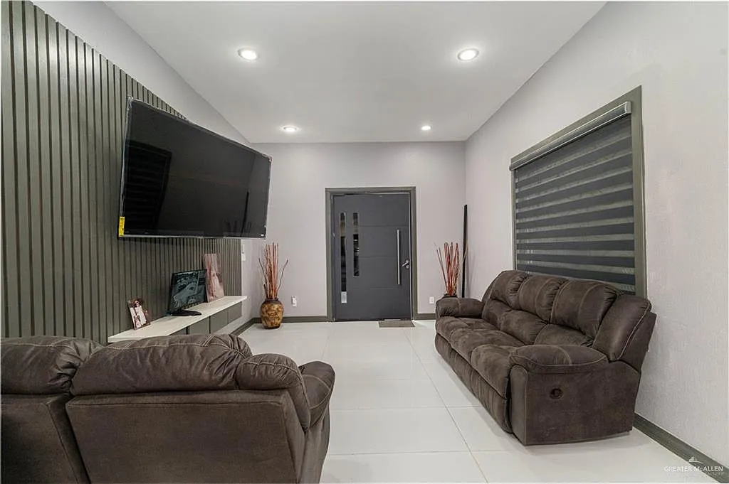 3 bed, 2.5 bath, 1376 sqft, $1,850 — Photo 3