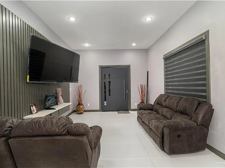 814 Cimarron Dr — Photo 3