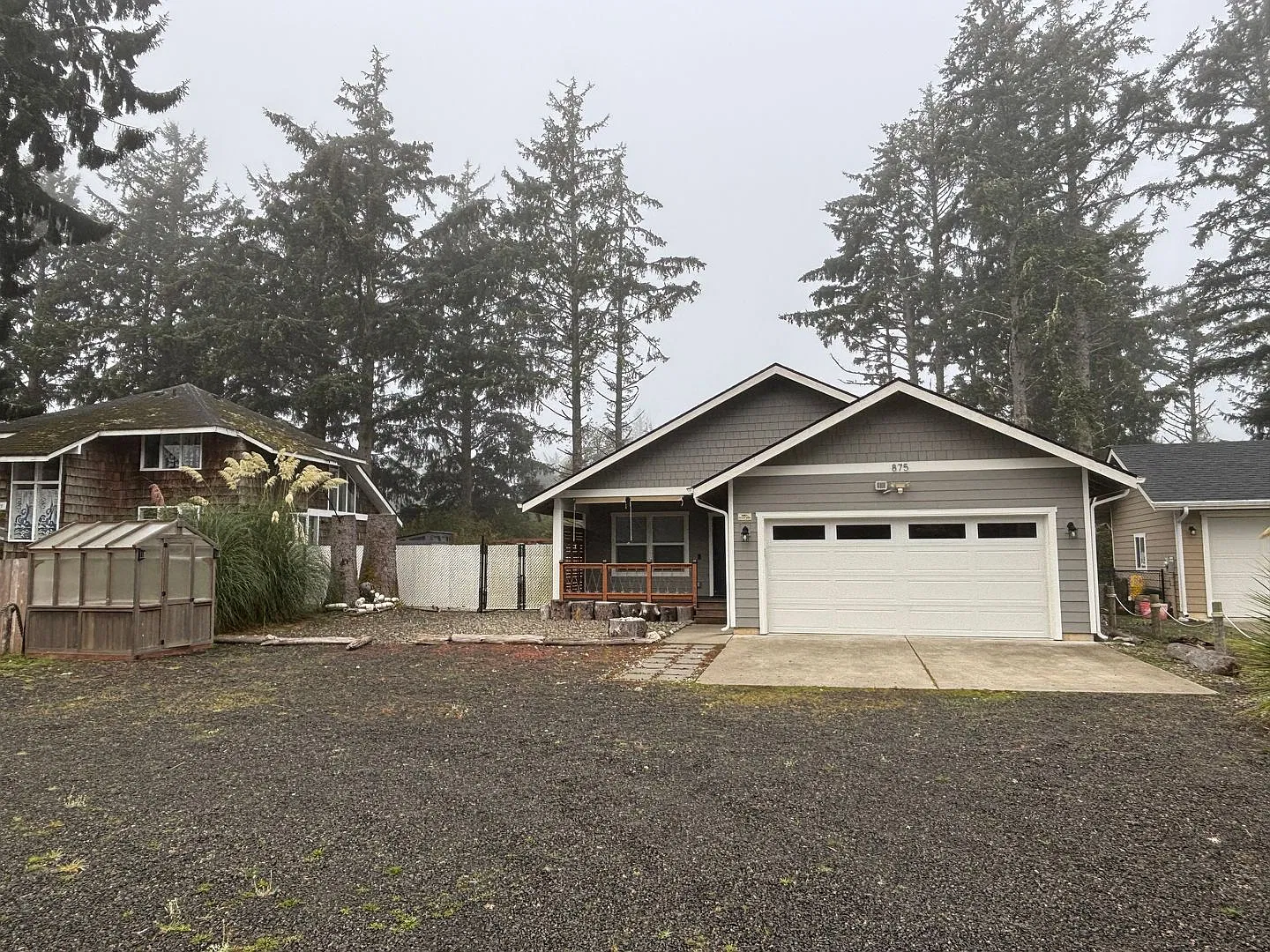 Gardner's delight with this spacious 3-bedroom home! — Photo 1