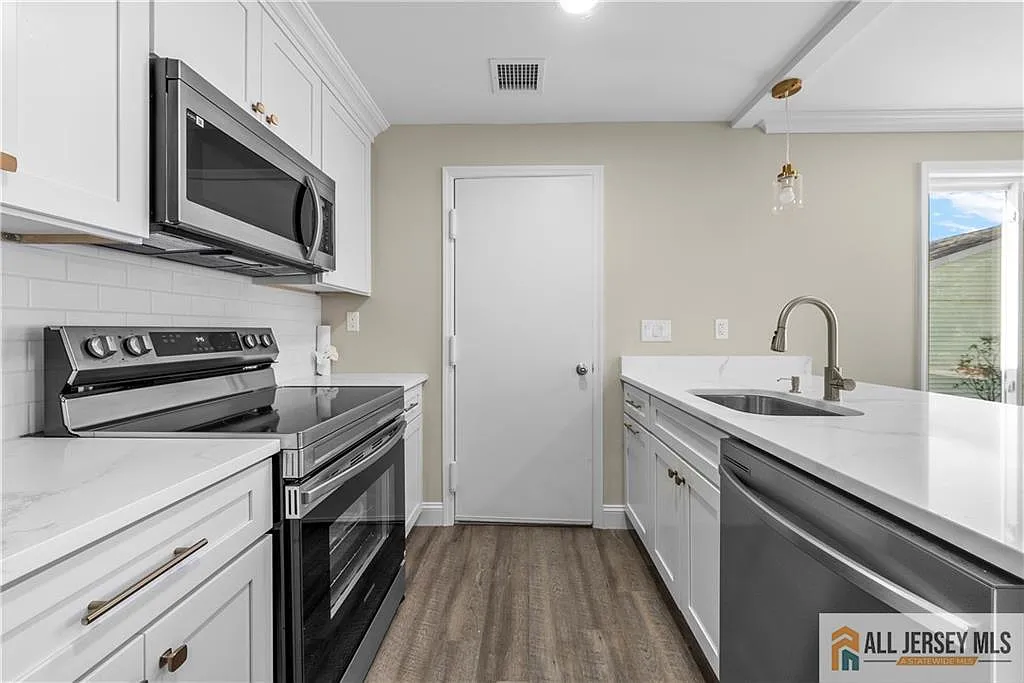 1 bed, 1.0 bath, $2,100 — Photo 3