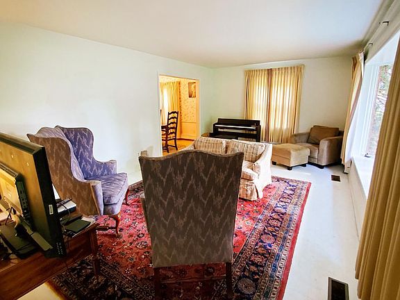 4th image of 165 Budlong St