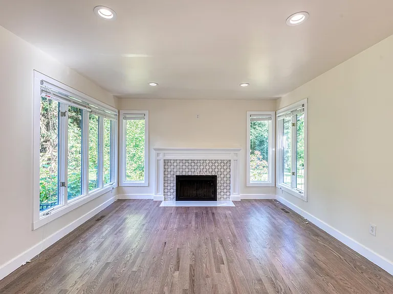 Formal Sitting room or 2nd living room