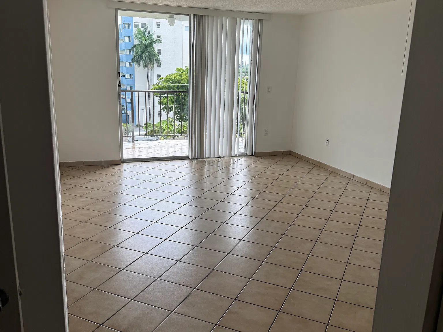 2 bed, 935 sqft, $2,200 — Photo 2