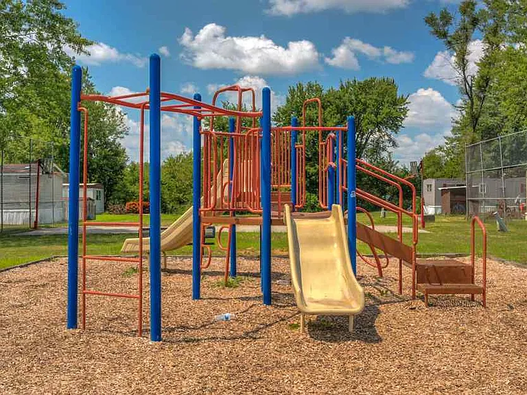 Cloverleaf Village — Photo 4