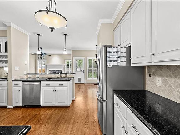 4th image of 608 Driftwood Dr