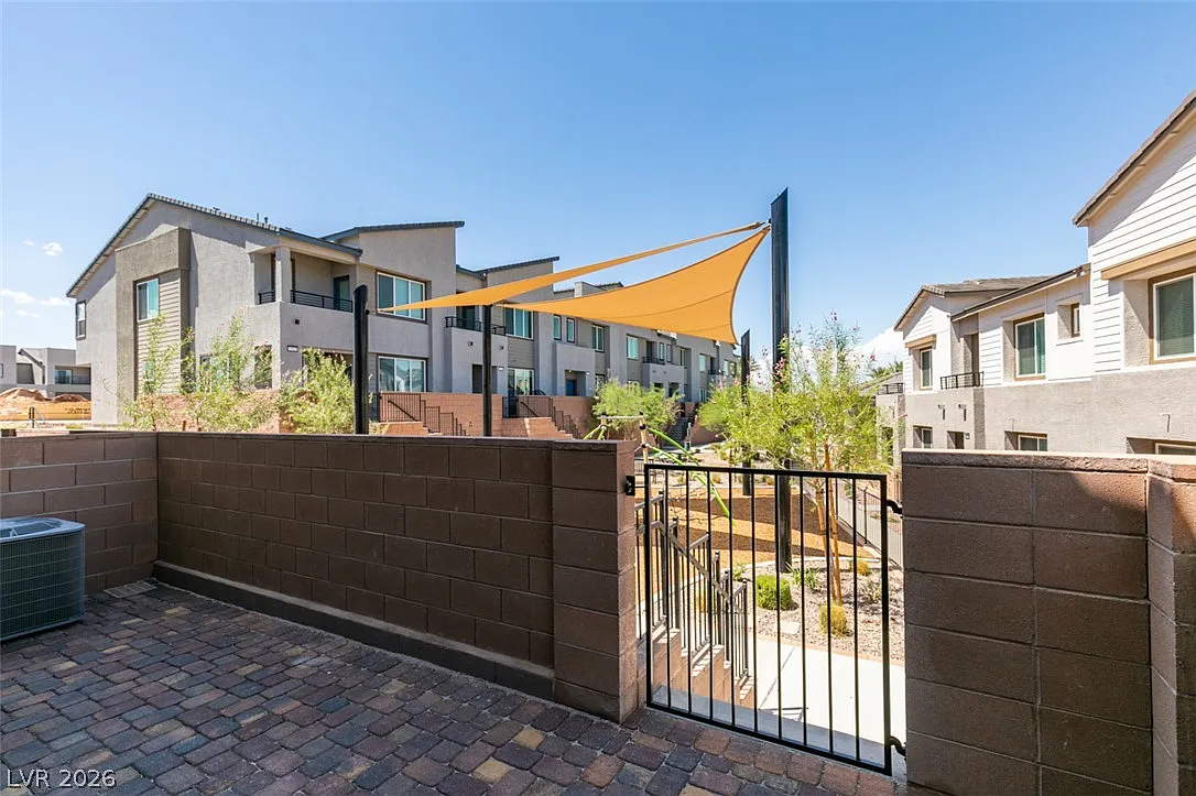 4 bed, 3.0 bath, 1927 sqft, $2,150 — Photo 4