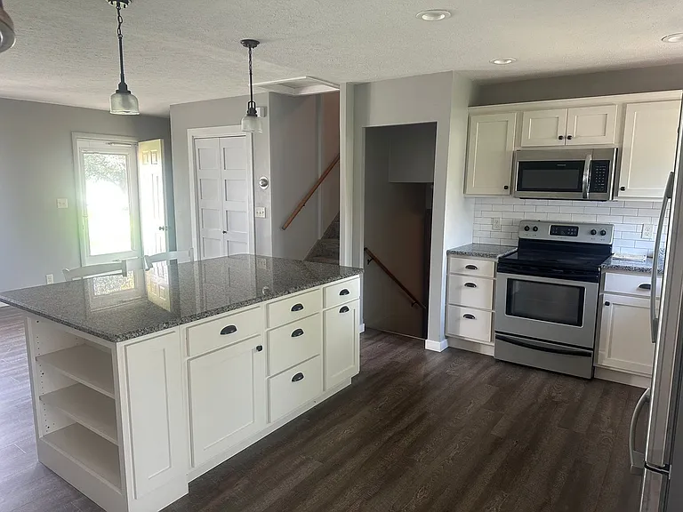 537 Memorial Dr E — Photo 11