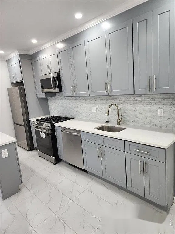 3 bed, 1.0 bath, 800 sqft, $3,400 — Photo 1