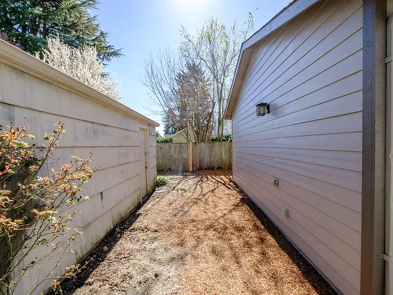 380 24th St NE — Photo 34