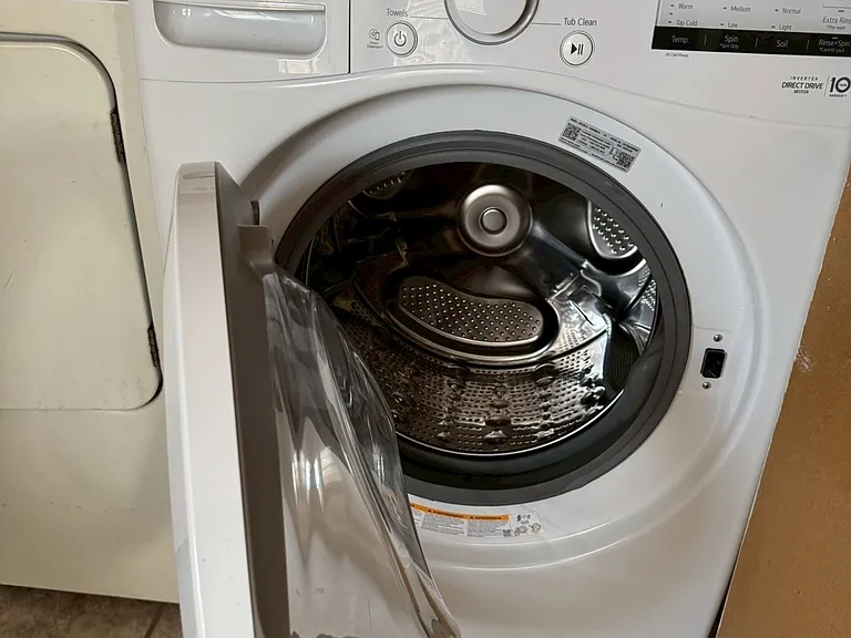 __ Washing Machine & Laundry Area
"Convenient laundry area with a new washing machine and easy access, making laundry day a breeze."