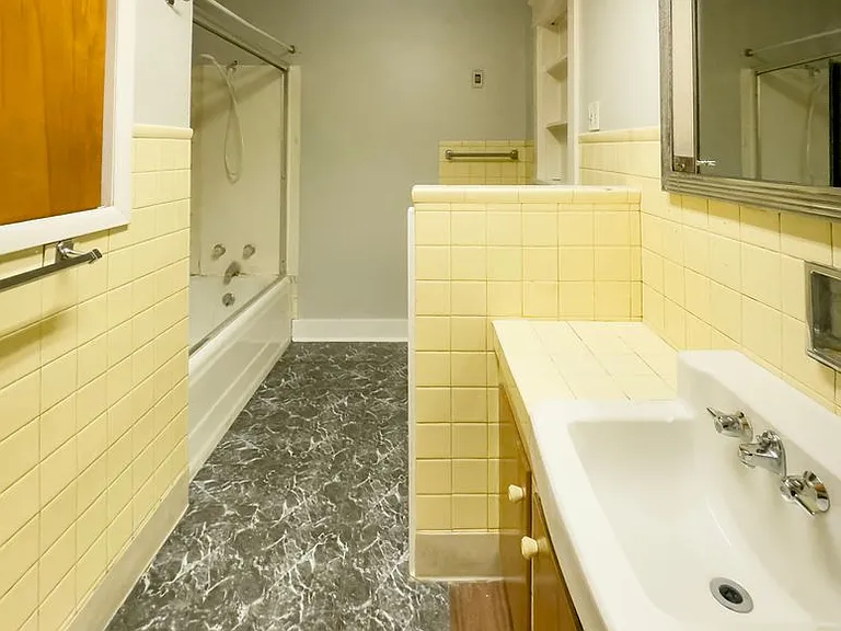 Preleasing For August! Close To Campus — Photo 10