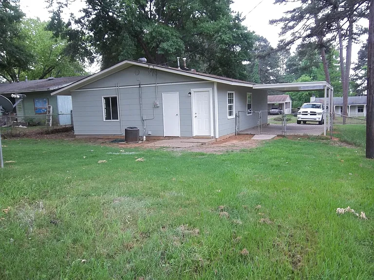 2832 Holiday Ln — Photo 6