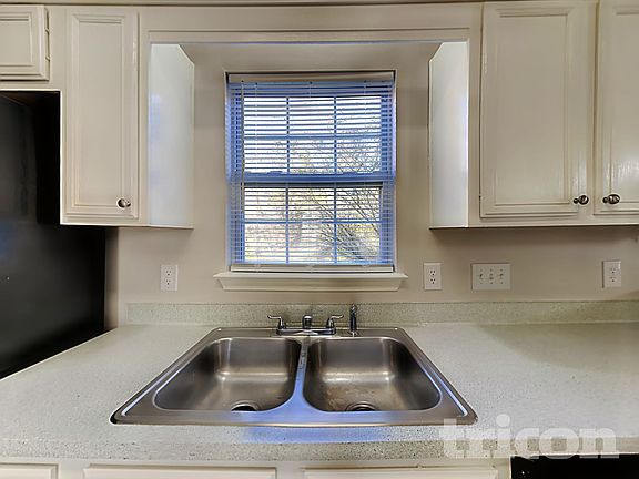 4th image of 1606 Oak Knoll Ln