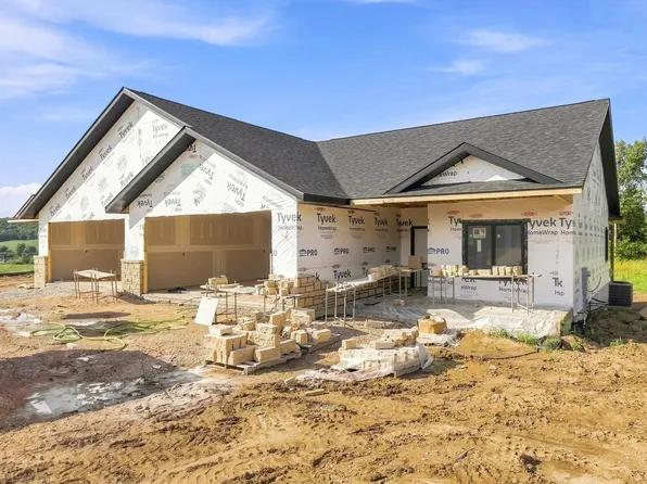 8610 Silver Oaks Dr, Dubuque, IA 52003