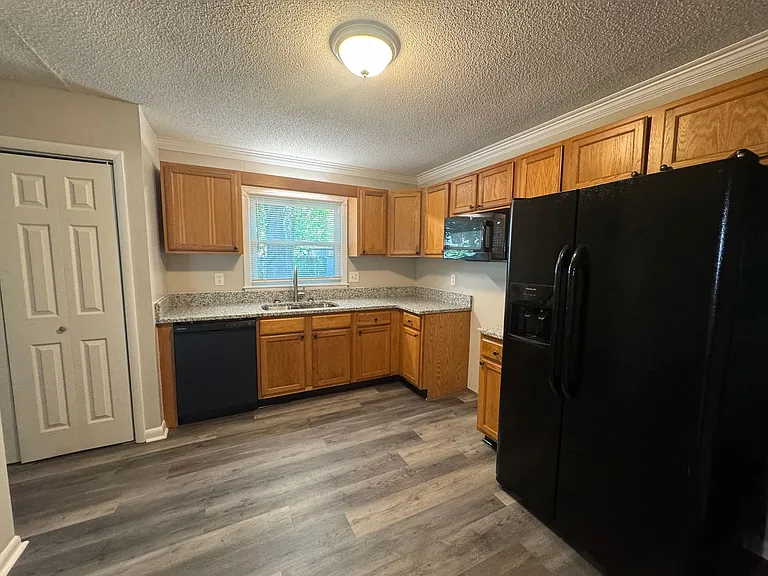 2720 Ellen St — Photo 7