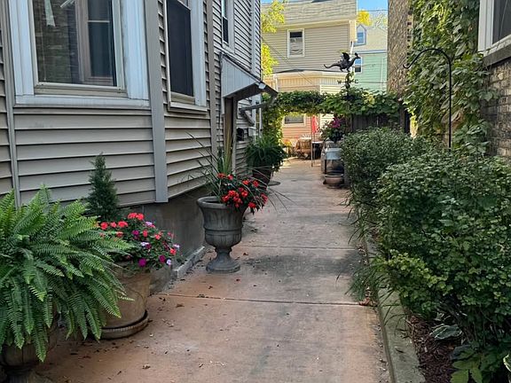 2nd image of 1680 N Van Buren St #3