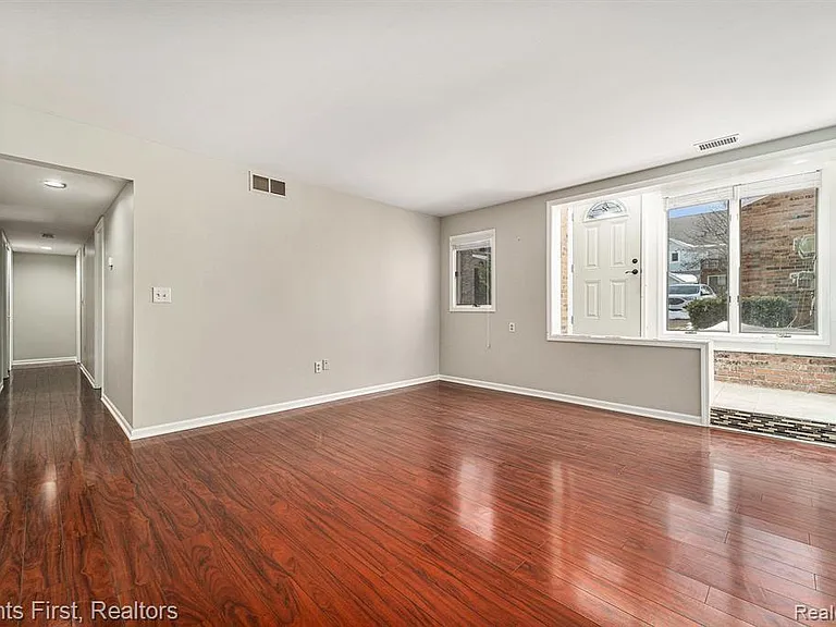 164 Pinewood Dr — Photo 3