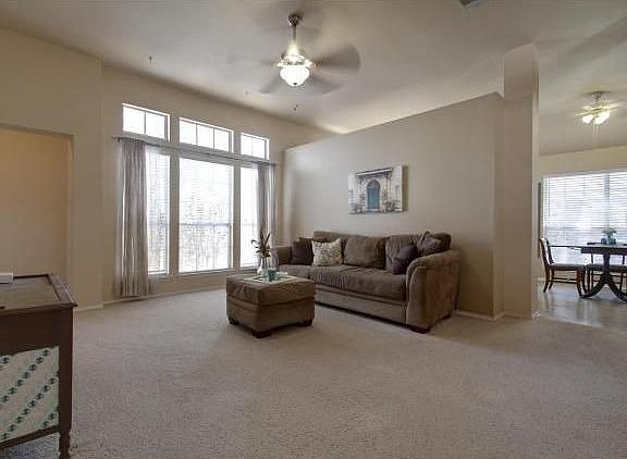 3rd image of 1604 Parkwood Dr