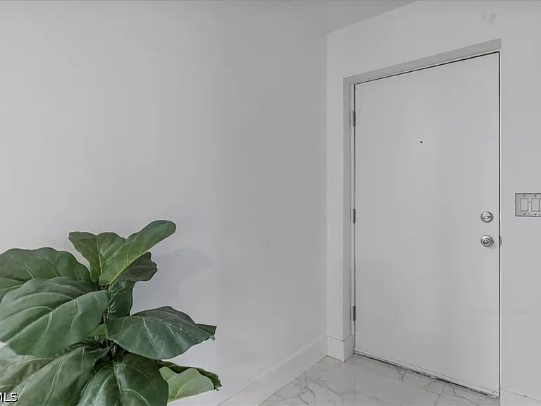 1212 SE 6th Ter #83 — Photo 3