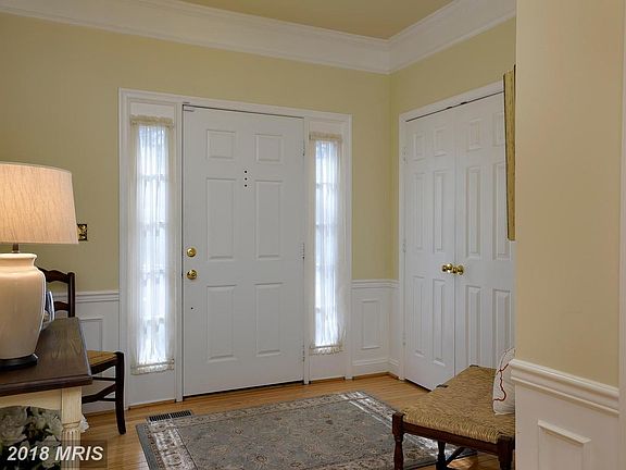 Foyer w/coat closet and HW floors