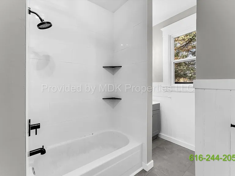 425 Woodlawn St SE — Photo 31