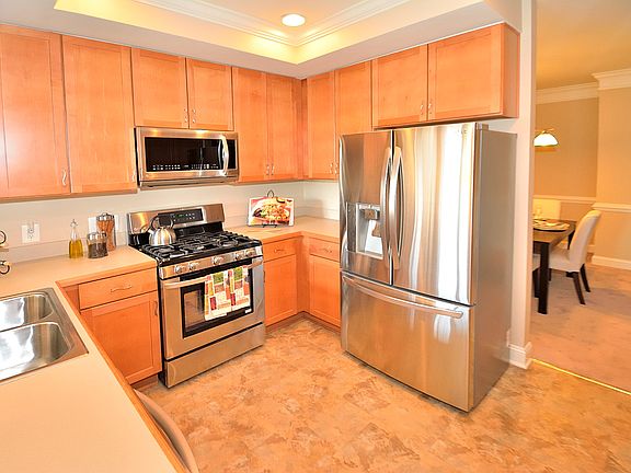 5th image of 501 King Farm Blvd APT 402
