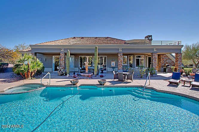 Single Story - Heated Pool - LOTS of Arizona Sunshine in the winter!