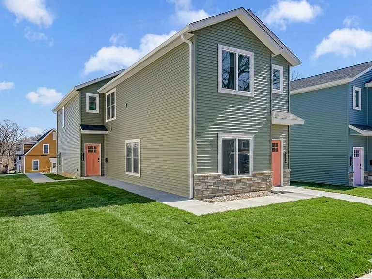 1112 N Woodburn Ave — Photo 1