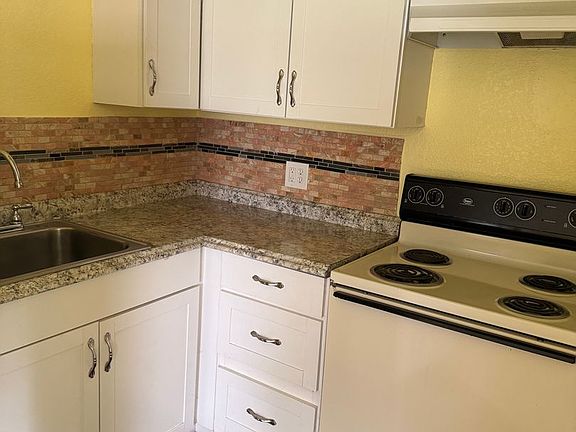3rd image of 3011 Brentwood Dr #B