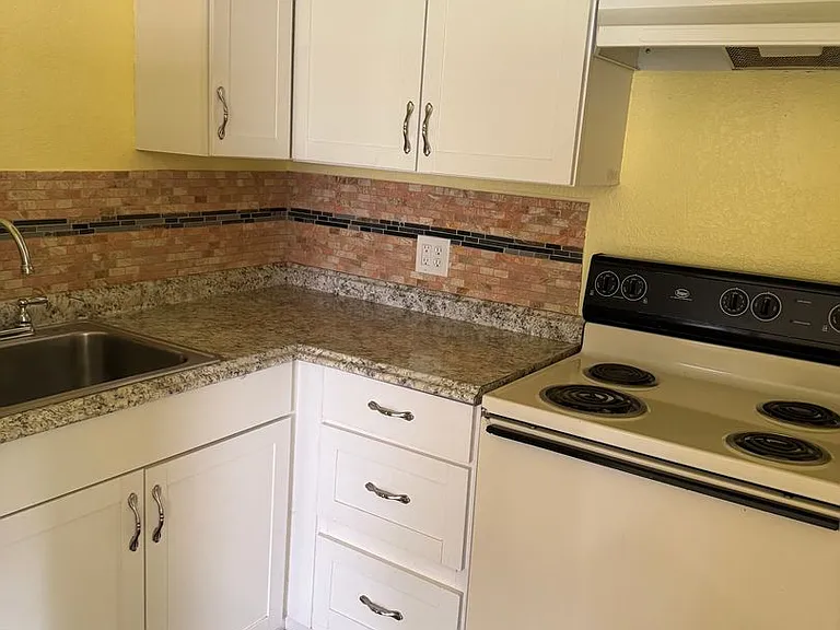 3011 Brentwood Dr #B — Photo 3