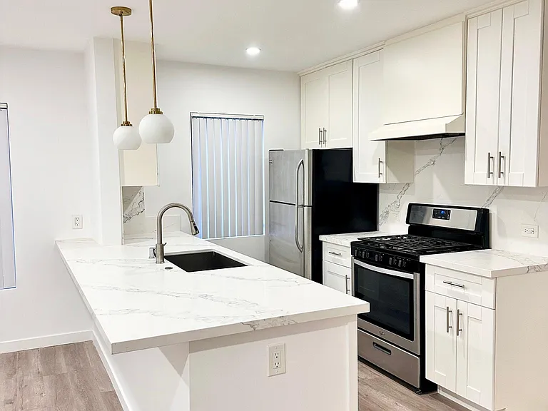 1638 Granville Ave #2 — Photo 2