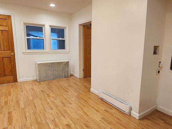 3rd image of 305 Chelsea St APT 1