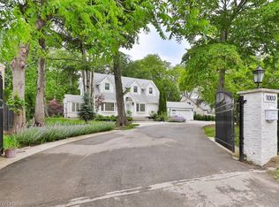 1003 Lakeshore Rd W, Oakville, ON L6L1E7