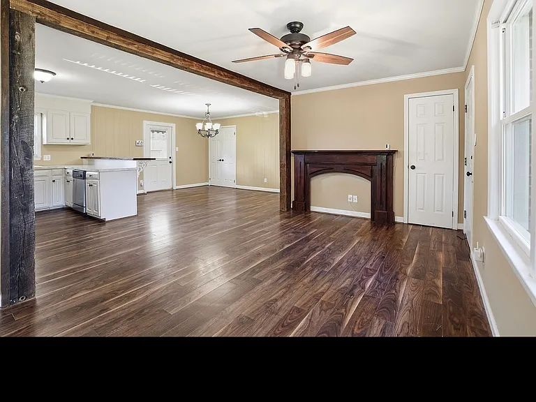 3915 Northern Hills Dr — Photo 9