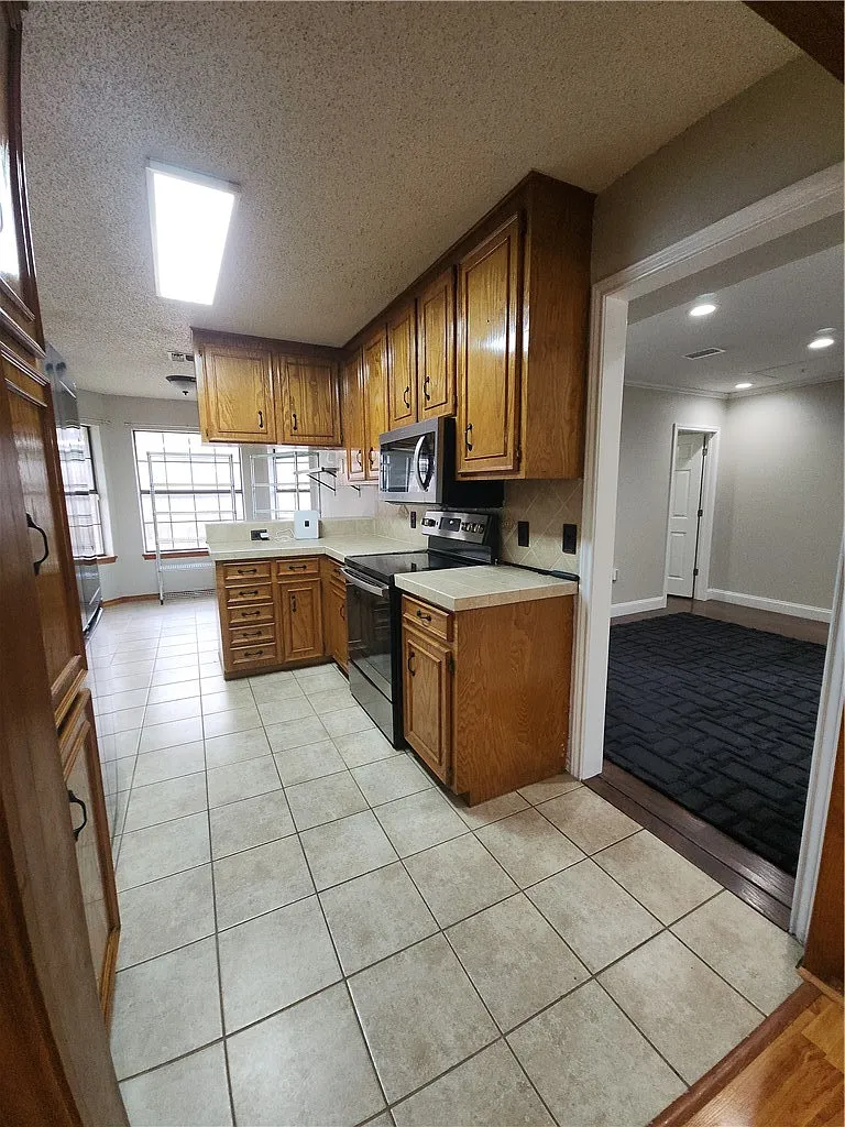 4 bed, 2.0 bath, 1999 sqft, $2,100 — Photo 4