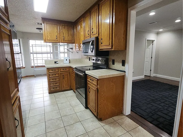 5221 Cromwell Dr — Photo 4