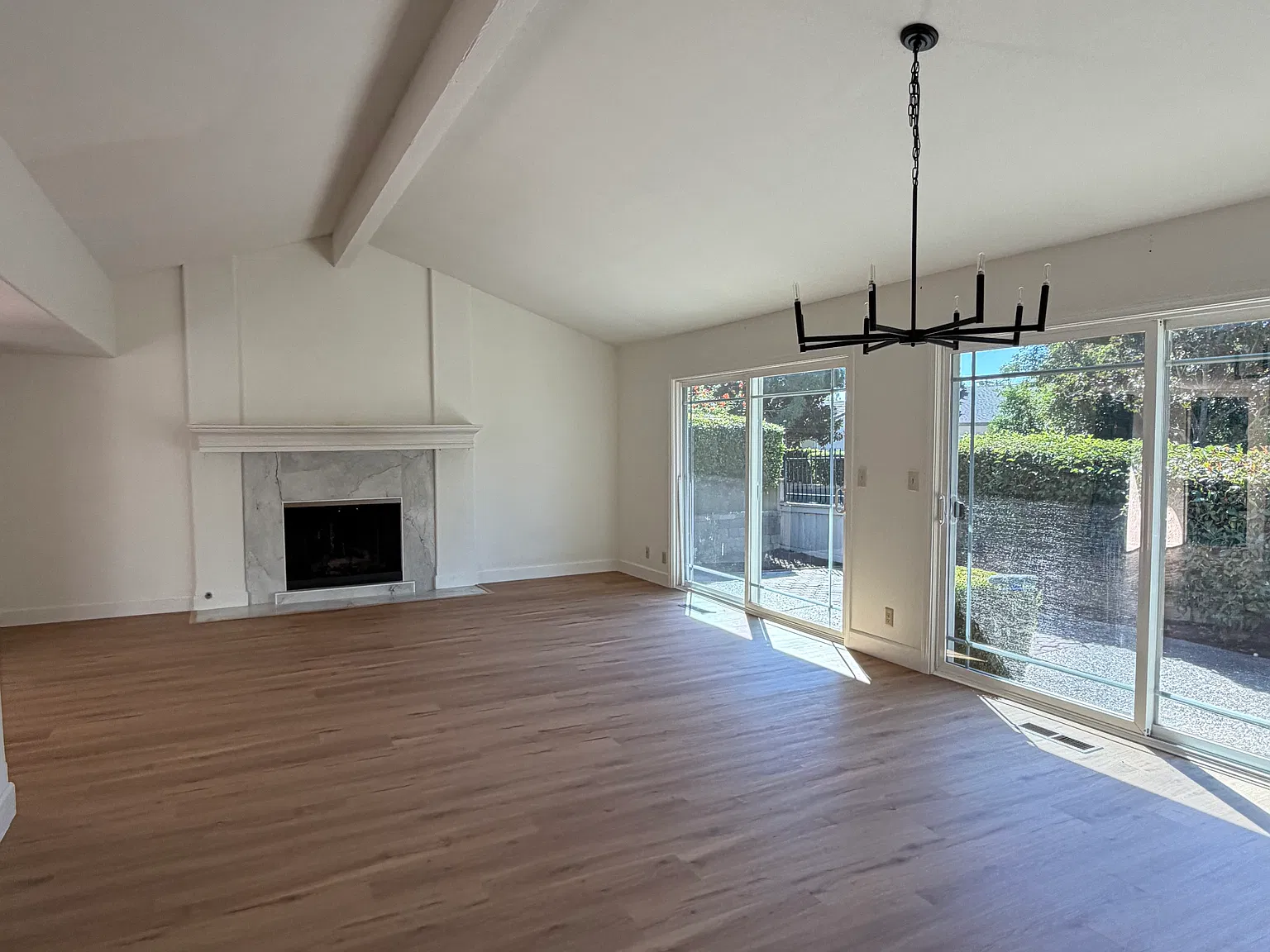 4 bed, 2.5 bath, 2137 sqft, $5,350 — Photo 2