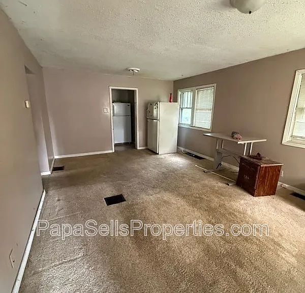 2067 N Maple Ave — Photo 4