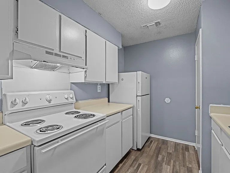 Creekside Apartments — Photo 27