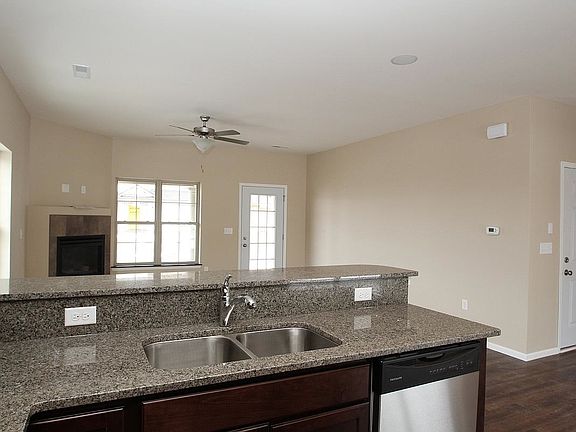 5th image of 447 Churchill Dr