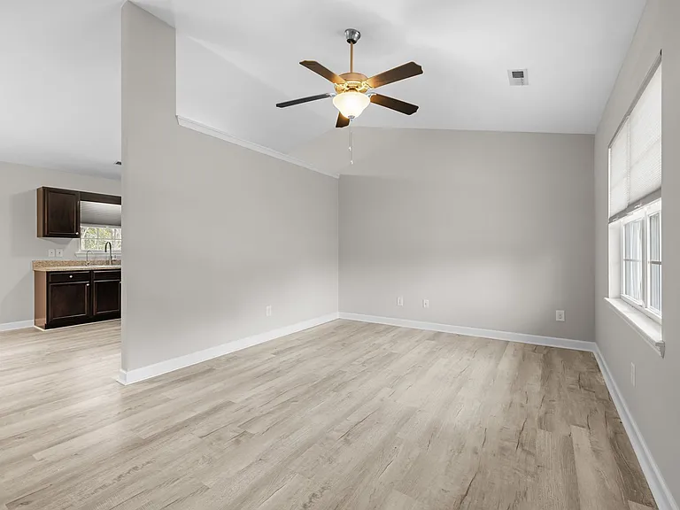 322 Reid Ct N — Photo 7