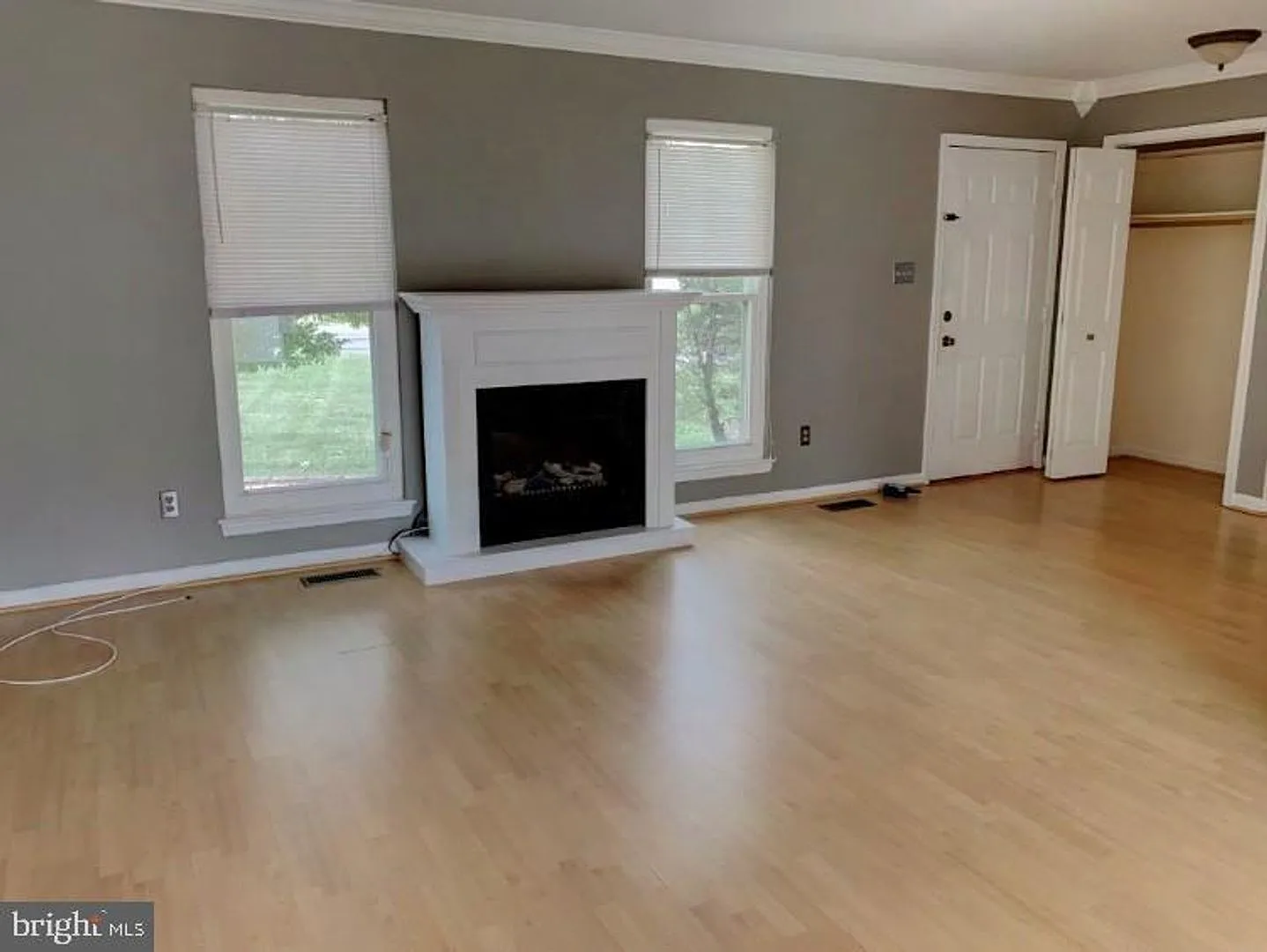 Lovely 4 bedroom, split level home with updated kitchen appliances and floors. — Photo 3