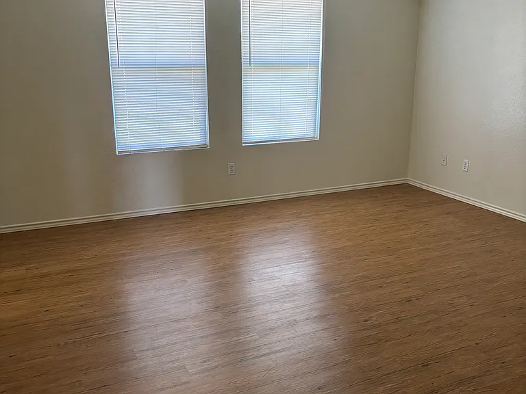 600 Elm St — Photo 4