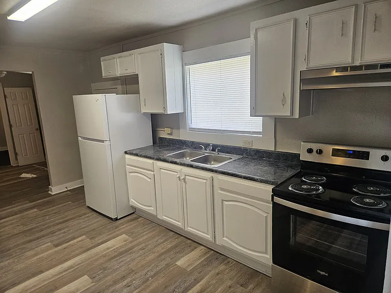 913 W Avenue I — Photo 2