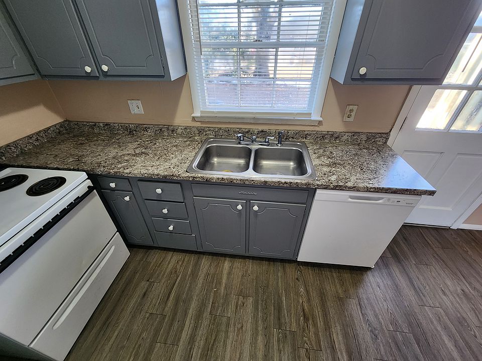 Kitchen with Brand New Countertop