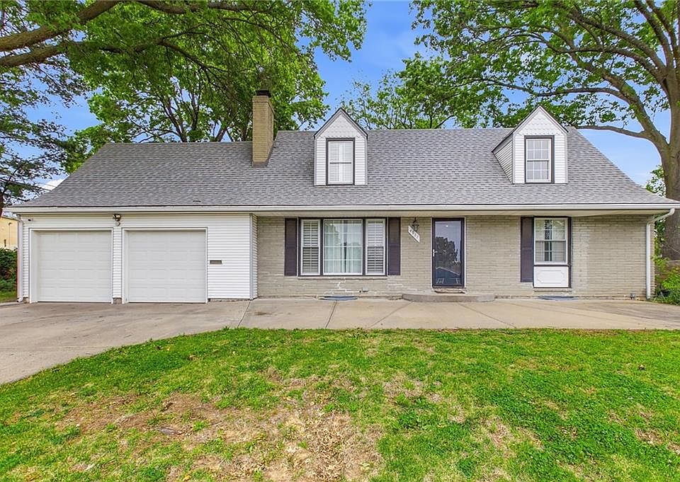 1st image of 4937 NE Chouteau Dr