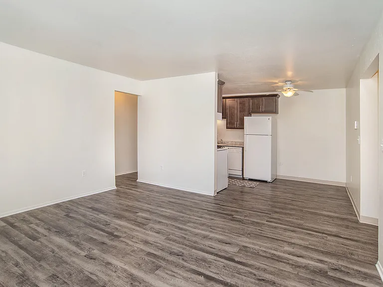 Sunflower Apartments — Photo 18